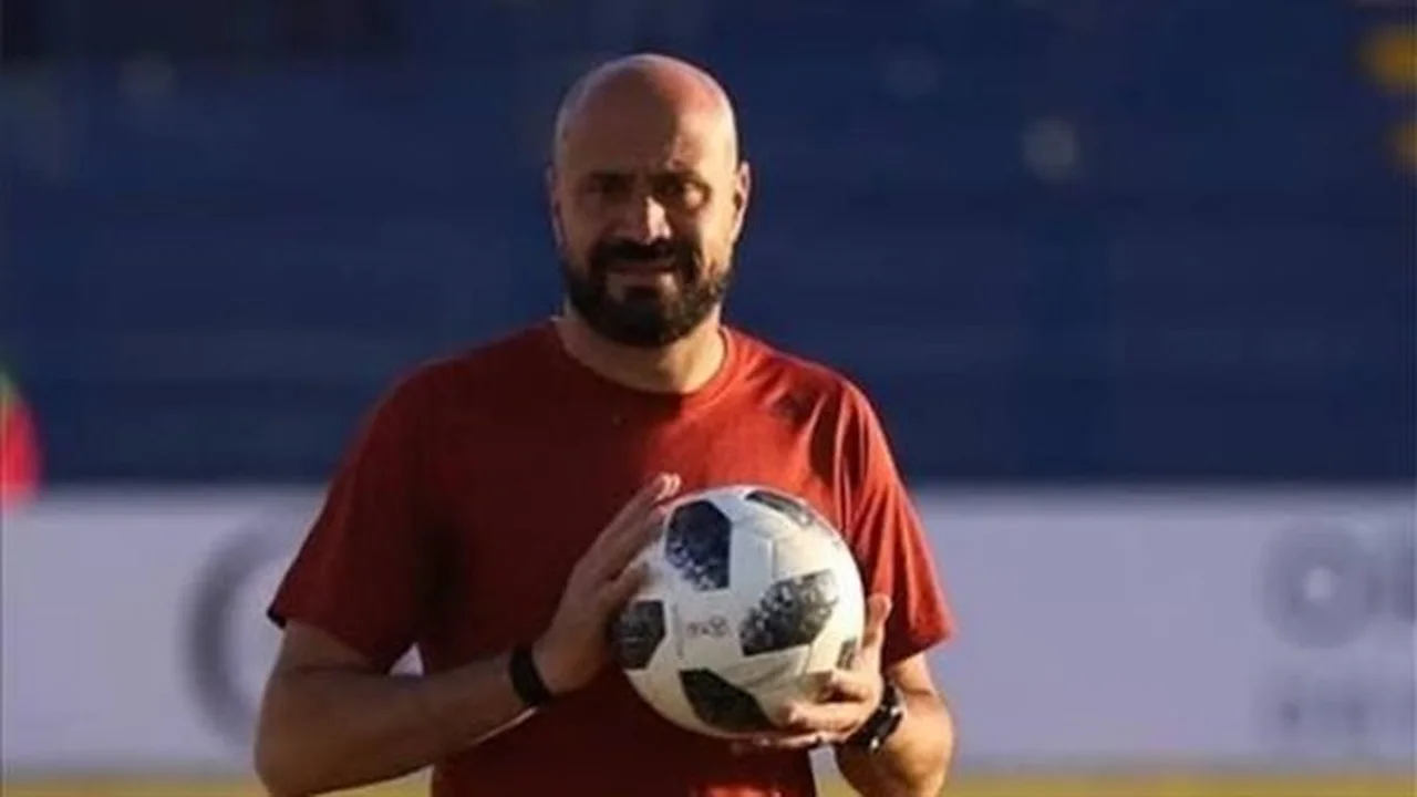 مصدر يحسم جدل رحيل رضا شحاتة عن تدريب كهرباء الإسماعيلية